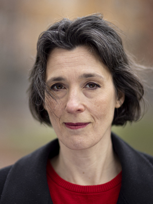 Porträtt av en kvinna med rött läppstift.