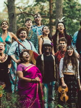 Många musiker i grupp