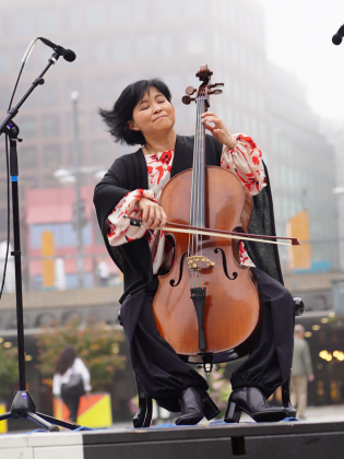 En musiker som spelar cello