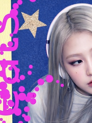 Grafisk bild i starka färger där en ung person med långt silverfärgat hår bär hörlurar och ser åt sidan; runtom finns lekfulla rosa former, en stjärna och stiliserad text mot en blå och gul bakgrund.