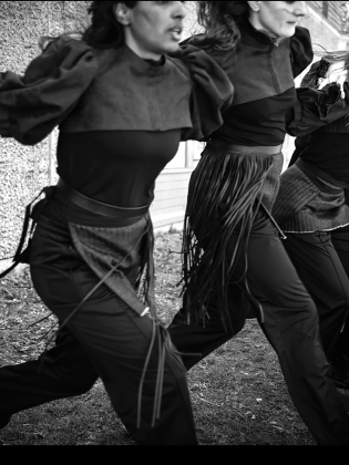 Kvinnliga dansare som lagt armen om varandra i en gemensam koreografi