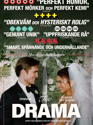 Ett brudpar skrattar mot varandra.