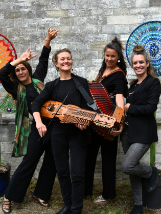 Fyra kvinnliga musiker med instrument