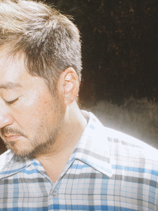 En man i rutig skjorta