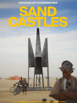 Ett konstverk i metall står i öknen.