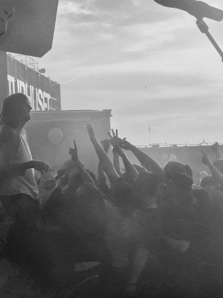 Svartvit bild på konsert och konsertpublik