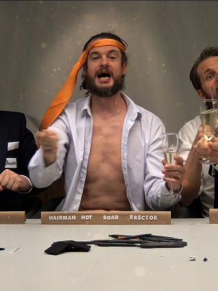 Fem män vid ett bord