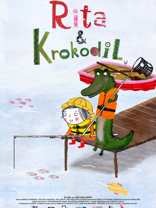 En liten flicka metar med en krokodil på en brygga.