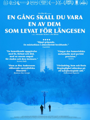 Två figurer står i ett vinterlandskap.