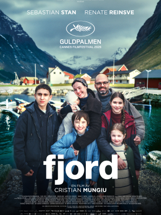 En familj står mot ett fjordlandskap.