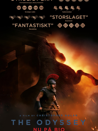En man i romarhjälm står mot en stor brinnande trähäst.