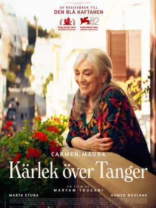 En kvinna skrattar p en balkong fylld med blommor.