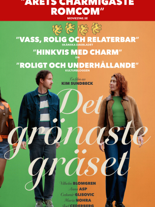 Ett par vrider sina huvuden mot varandra.