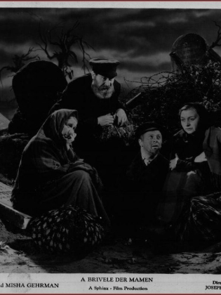 Svartvitt filmfoto av en grupp personer som sitter tätt tillsammans.