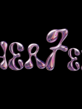 Ordet ”HERTEN” skrivet med stora, tredimensionella bokstäver i glänsande rosa och lila metallic mot en svart bakgrund.