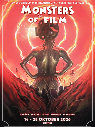 En figur har en filmkamera som ansikte och står i lava.