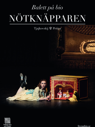 En flicka leker med ett dockskåp.