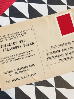 Ett vykort med texten ”Mysteriet med den försvunna boken” och information om ett escape room-äventyr för barn på bibliotek Rum för Barn.