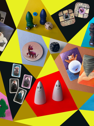 Färgstarkt kollage av spel- och berättarföremål: spelpjäser, tärningar, schackpjäser, kort med figurer, en uppslagen bok och små träfigurer mot geometrisk bakgrund.