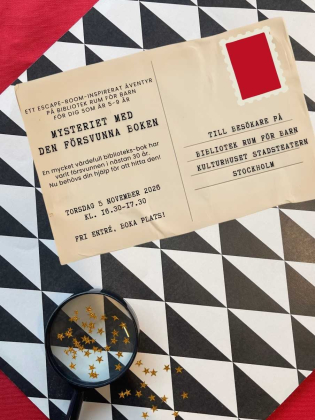 Ett vykort med texten ”Mysteriet med den försvunna boken” och information om ett escape room-äventyr för barn på bibliotek Rum för Barn.